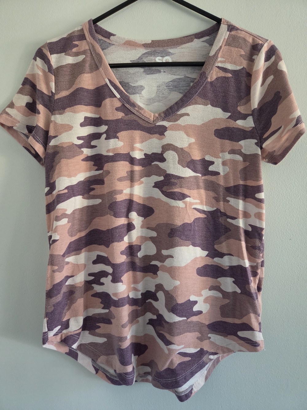 SO V-Neck Camo Print Women's Tee in Dusty Pink and Mauve